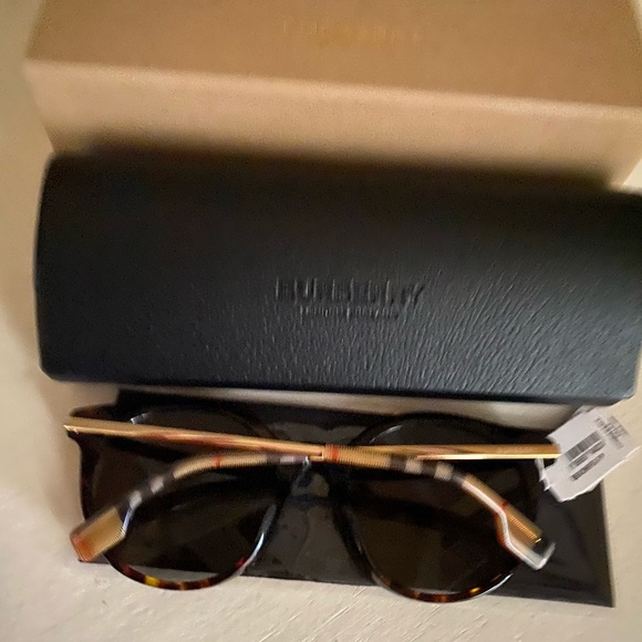Brand new 🔥Burberry polarized sunglasses 🕶🔥 - Picture 12 of 13